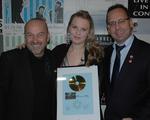 Hardy Schober und Hans Derer verleihen einen Gold-Award an Patricia Kelly