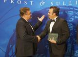 Jan Kristiansen (links) von Frost & Sullivan berreicht BrandMaker CEO Mirko Holzer (rechts) den Customer Value Leadership Award.