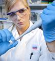Mitarbeiterin in QIAGENs 