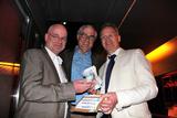 Bei der Jubilumsfeier bergeben Matthias Kaiser (proDentum GmbH)  und Axel Kaiser (Denttabs GmbH) den Tombolaerls an Dr. Christian Bolstorff (BHZ)