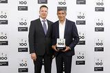 invenio-Vorstand Kai F. Wiler nimmt die TOP 100-Auszeichnung von Ranga Yogeshwar entgegen