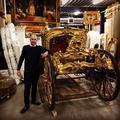 Möbeldesigner Marvin Schertl mit goldener Kutsche von Casa Padrino