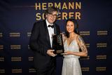 Hermann Scherer übergibt Excellence Award an Eva Engel