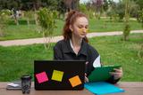 Frau im Park bei der Arbeit