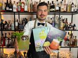 Instagramer Konrad von trinkfluencer_official präsentiert seine Cocktailkalender