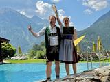 Sabine und Armin Gross mit DACH Spa Award 2026 am Aussenpool des Hotel Prinz-Luitpold-Bads