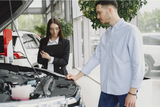 Beratungsgespräch im Autohaus