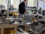 Mitarbeiter an der Maschine